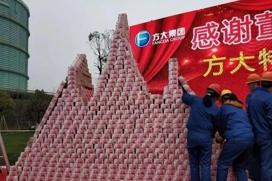 Vị sếp ‘ngàn năm có một’: 7 năm liên tiếp xếp tiền thành núi để thưởng Tết cho nhân viên, người nghỉ hưu cũng được trợ cấp