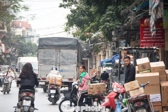 Sau thời gian im ắng, 'thủ phủ' bánh kẹo La Phù hối hả vào vụ Tết