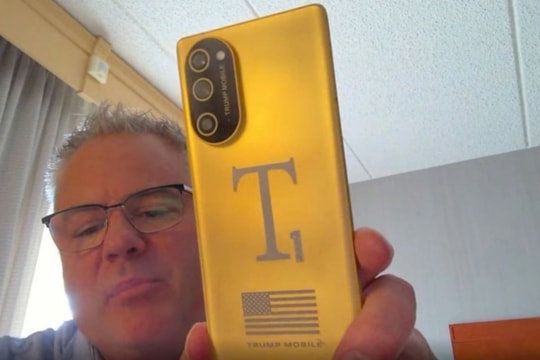 Smartphone Trump T1 xuất hiện thực tế: Khác xa ảnh quảng cáo, lùi ngày giao hàng vô thời hạn