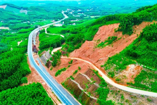 Đề xuất 344 tỷ đồng xử lý sạt trượt, chống ồn cao tốc La Sơn - Hòa Liên