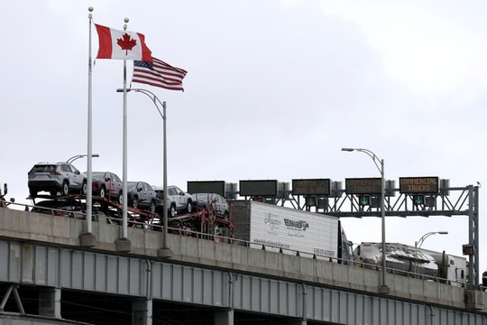 Ông Trump dọa 'đóng băng' cây cầu huyết mạch 4,6 tỷ USD, gây sức ép với đồng minh thân cận