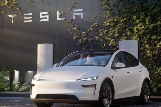 Lãnh đạo kỳ cựu ra đi giữa lúc doanh số lao dốc, Tesla chìm sâu trong khủng hoảng