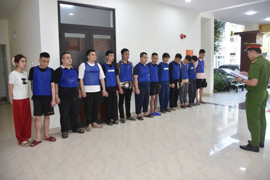 Bắt 13 'cán bộ ngân hàng online' khi từ Campuchia về Việt Nam