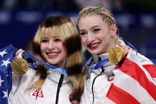 Huy chương Olympic đắt giá nhất lịch sử bị hàng loạt VĐV chê 'nhôm nhựa', rụng ngay sau lễ trao giải