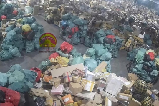 1 triệu đơn/ngày, shipper chạy không kịp thở: Ngành vận chuyển đang 'vỡ trận', chủ shop lẫn người mua sốt xình xịch