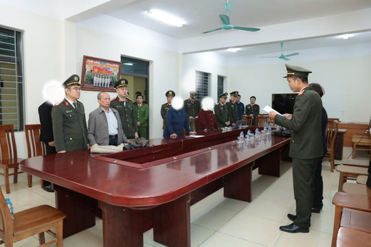 Khám xét chỗ ở, bắt tạm giam người đàn ông 68 tuổi ở Hưng Yên