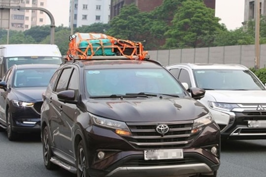 Chở hành lý trên nóc ô tô về quê dịp Tết: Hiểu đúng luật để không bị CSGT phạt và trừ điểm bằng lái