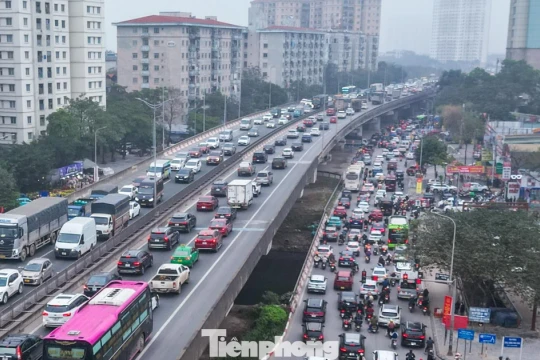 Dòng xe ùn ùn rời phố về quê nghỉ Tết, cửa ngõ Thủ đô tắc cứng