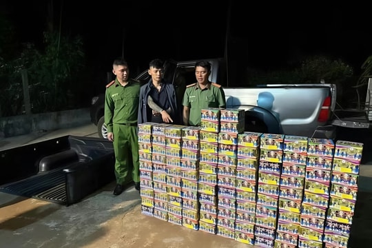 Khám xét một ô tô bán tải, thu giữ 190kg 'hàng cấm', tạm giữ hình sự nam thanh niên 28 tuổi, điều tra 12 người liên quan đến đường dây pháo lậu liên tỉnh
