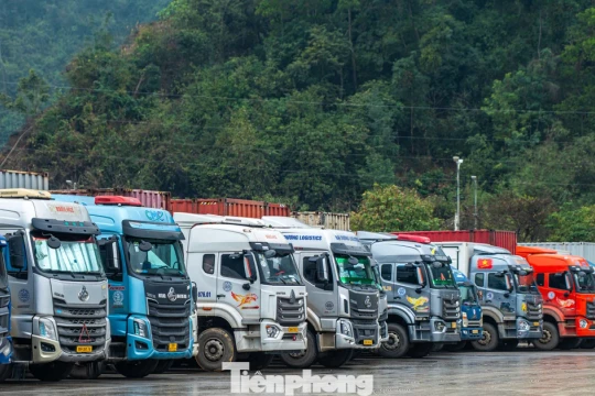 Lạng Sơn: Hàng nghìn xe chở hàng sang Trung Quốc ngày cuối năm