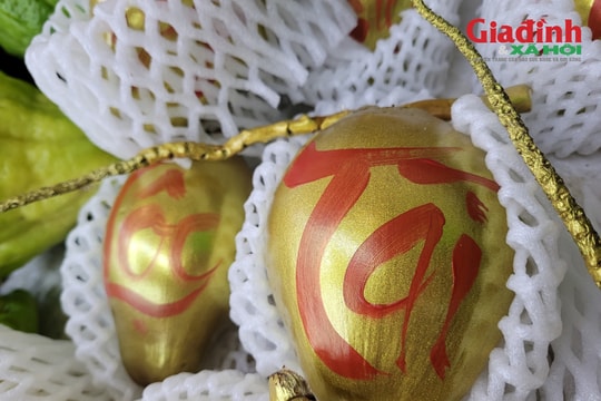 Loạn giá trái cây độc, lạ Tết Bính Ngọ: Có loại chạm mốc triệu đồng nhưng vẫn không đủ bán