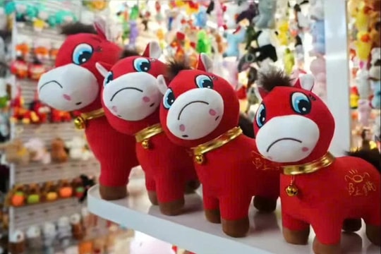 Từ lỗi khâu ngược thành hiện tượng 100 triệu lượt xem: Vì sao giới trẻ Trung Quốc đổ xô mua một chú ngựa bông buồn bã?