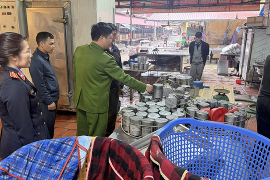 Kiểm tra cơ sở, thu giữ 750kg giò lợn, 720 túi xúc xích cùng hàng nghìn sản phẩm giò, 2 mẹ con bị khởi tố