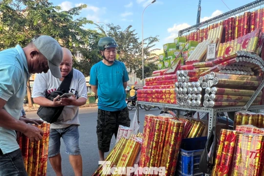 Tấp nập chợ pháo hoa giấy lớn nhất TPHCM trước đêm giao thừa