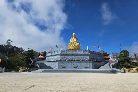 Ngôi chùa sở hữu tượng Phật Thích Ca dát vàng, nằm trên đỉnh núi hơn 1.500m được ví như 'Đà Lạt của phố biển'
