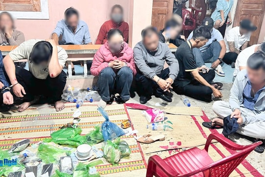Mùng 1 Tết, cảnh sát đột kích nhà ông D., bắt giữ 26 đối tượng, tịch thu hơn 500 triệu tiền mặt, 19 điện thoại di động, 25 xe mô tô