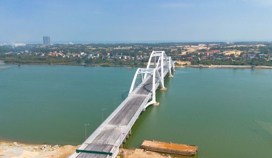 Sắp thông xe cây cầu vòm thép 1.300 tỷ của miền Trung