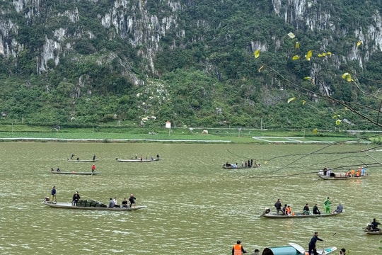 Hơn 100 người tìm kiếm nạn nhân vụ chìm đò mùng 3 Tết