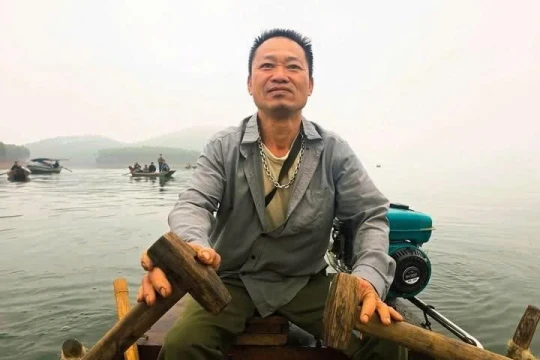 'Người hùng' kể giây phút lao thuyền trong đêm cứu 6 người vụ lật tàu trên hồ Thác Bà