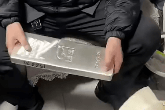 Cậu lì xì cho cháu gái 5 tuổi thỏi bạc nguyên chất nặng 15kg, trị giá 1,1 tỷ đồng