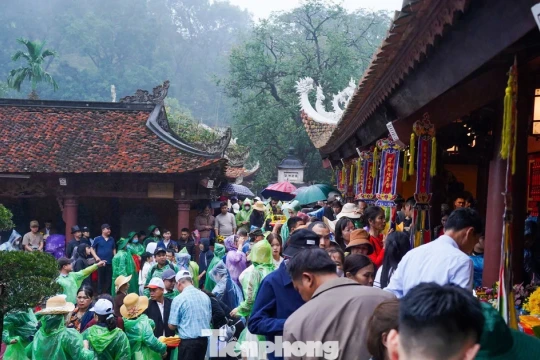 Dòng người đội mưa từ 5h sáng đi khai hội chùa Hương