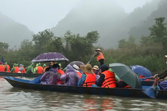 Lái đò ở chùa Hương vòi tiền, nói lời thô tục với du khách
