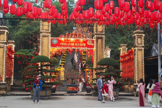 Ngọn núi cao chưa đến 100m nhưng nằm trên thế đất 'long mạch', trên đỉnh sở hữu di tích hơn 1.000 năm tuổi