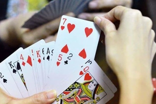 Người đàn ông nhập viện sau 3 ngày chơi bài liên tục