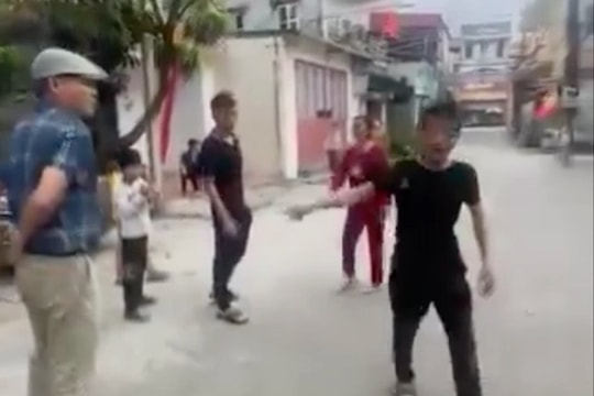 Công an mời người ‘đòi’ thu tiền đỗ xe trước cổng chùa lên làm việc
