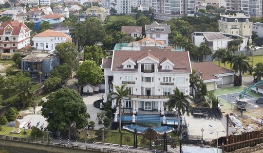 'Ông vua hàng hiệu' sở hữu biệt thự 3 mặt tiền ven sông Sài Gòn: Rộng 500m2, từng khiến truyền thông nước bạn choáng ngợp