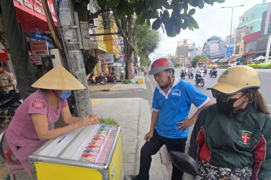 Tấp nập mua xổ số, cá lóc nướng chốt đơn qua livestream ngày Vía Thần tài