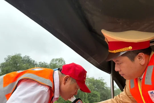 CSGT 'lập chốt' kiểm tra nồng độ cồn lái đò Chùa Hương