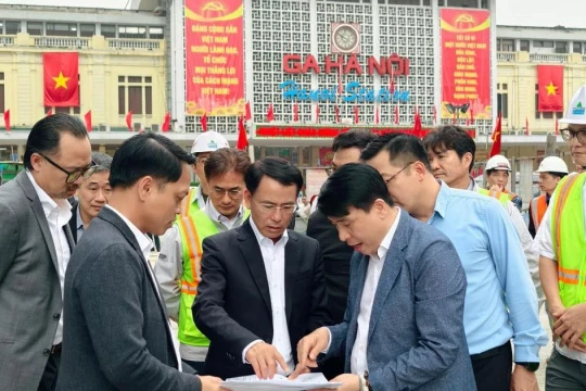 Lãnh đạo TP Hà Nội yêu cầu đẩy nhanh thi công đoạn metro ngầm và sớm dỡ rào trên đường