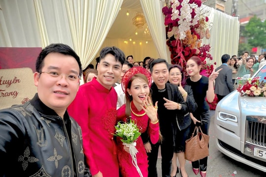 MC Mù Tạt mang vàng kín tay trong lễ ăn hỏi với cầu thủ Đức Huy