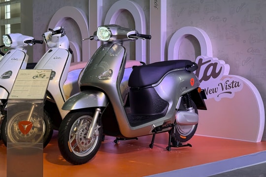 Xe máy điện chạy 180 km/lần sạc vừa ra mắt: Thiết kế retro, công nghệ ngập tràn, giá từ 27 triệu
