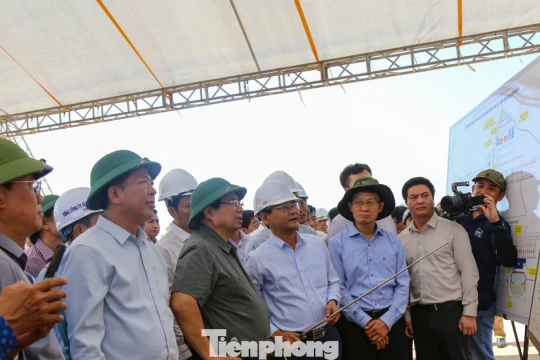 Thủ tướng kiểm tra dự án đường băng sân bay Phù Cát