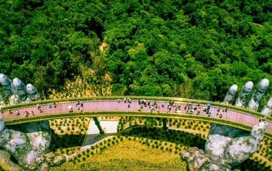 Cây cầu nằm ở ngọn núi cao 1.000m, không bắc qua sông của Việt Nam được báo Anh vinh danh