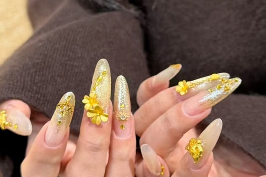Vàng sốt xình xịch, giới trẻ chi mạnh gần 6 triệu đính vàng thật lên móng tay