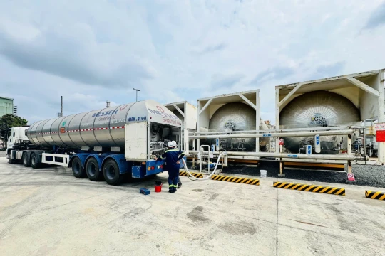 Đạm Cà Mau (DCM) bàn giao 75 tấn sản phẩm khí công nghiệp đầu tiên cho đối tác ngoại