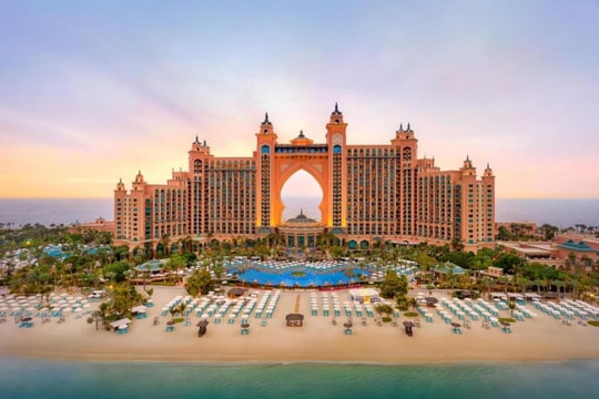 Cách Dubai 'giữ chân' du khách giữa tâm bão xung đột: Miễn phí toàn bộ chi phí khách sạn, ăn ở