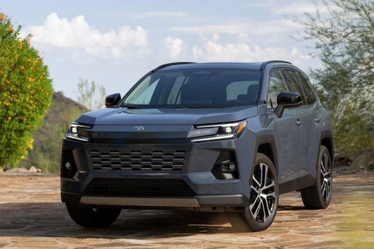 SUV bán chạy nhất của Toyota tung đòn hiểm: Tăng sức mạnh, thêm bản GR Sport cao cấp, giá lại giảm