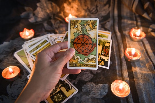 Một ‘thám tử’ nổi tiếng trên TikTok phải bồi thường hơn 260 tỷ đồng vì bói bài Tarot để phá án