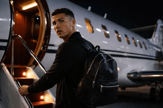 Ronaldo cùng bạn gái lên chuyên cơ gần 2.130 tỷ đồng, vội vã rời Trung Đông?