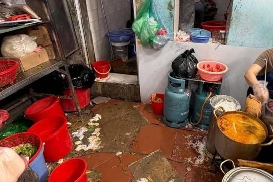 Xử phạt, yêu cầu dừng hoạt động quán bún riêu nổi tiếng ở phố cổ Hà Nội