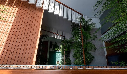 Căn biệt thự 8 tầng phong cách Tropical Modernism xanh mát giữa phố biển Nha Trang