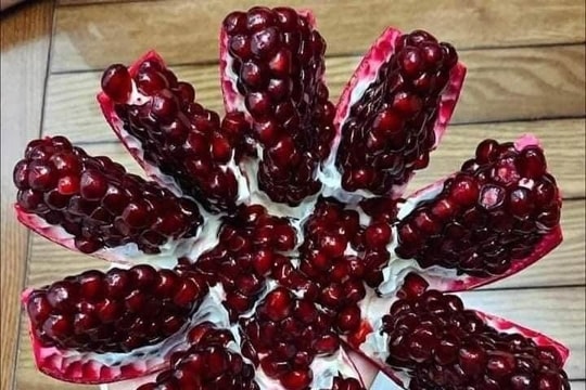 Loại quả đỏ rực bán đầy chợ Việt, được ví như 'siêu thực phẩm' chống oxy hóa, giá khoảng 150.000 đồng/kg vẫn hút khách