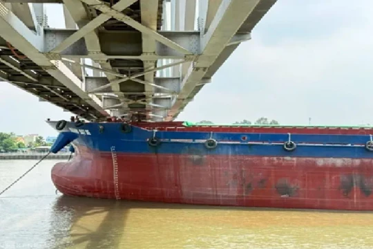 Thông tin mới vụ xà lan đâm cầu Ghềnh, đường sắt qua Đồng Nai tê liệt