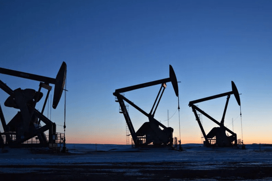 Giá dầu tăng mạnh nhất hơn 40 năm, WTI vọt 35% chỉ trong một tuần