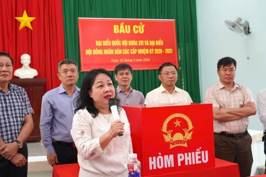 Chủ tịch Ủy ban bầu cử tỉnh Đắk Lắk kiểm tra điểm bỏ phiếu kiểu mẫu