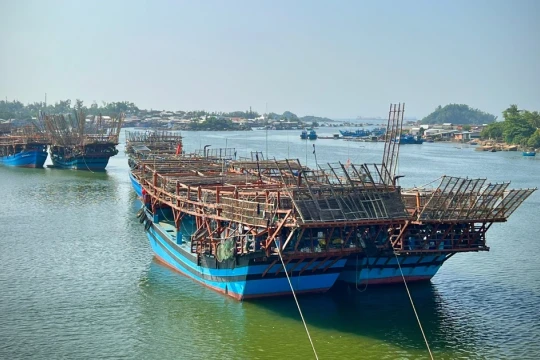 Hai tàu cá cùng 70 ngư dân Quảng Ngãi hỏng máy, đang cầu cứu giữa biển